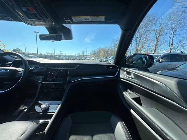 Used 2025 Jeep Grand Cherokee Altitude image 31