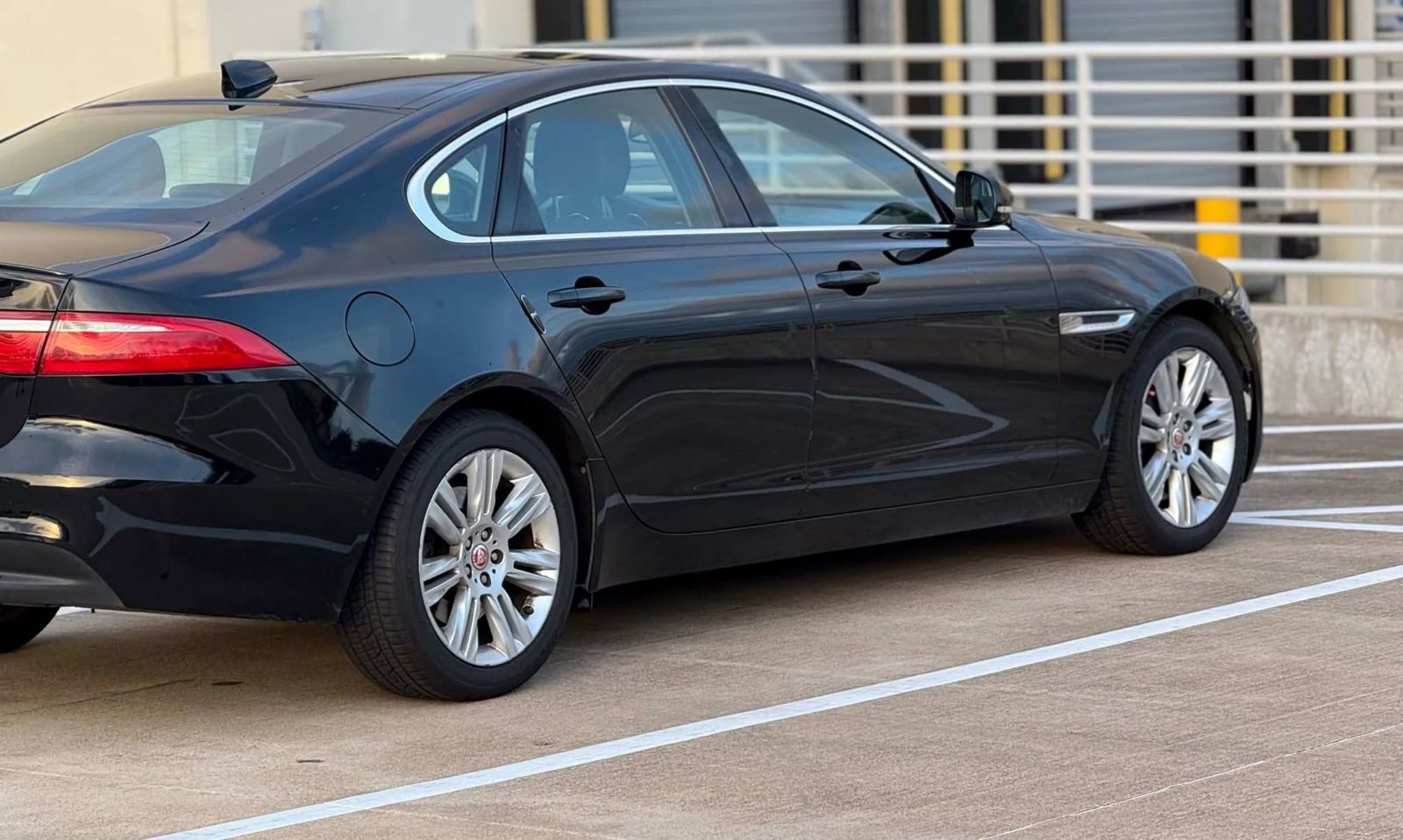 Used 2017 Jaguar XF Premium image 9