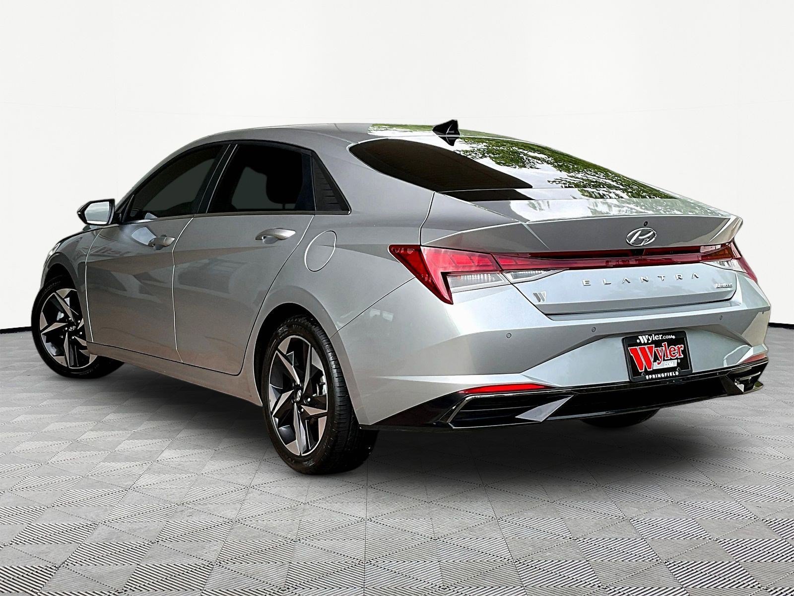 Used 2021 Hyundai Elantra Limited FWD image 4