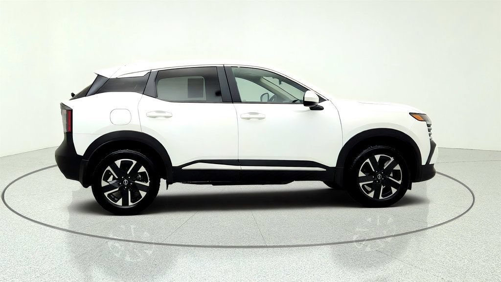 Used 2025 Nissan Kicks SV AWD/4WD image 4