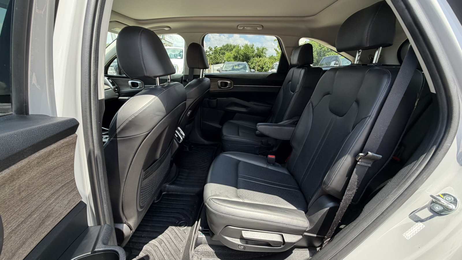 Used 2023 Kia Sorento EX w/ Panoramic Sunroof Package FWD image 16
