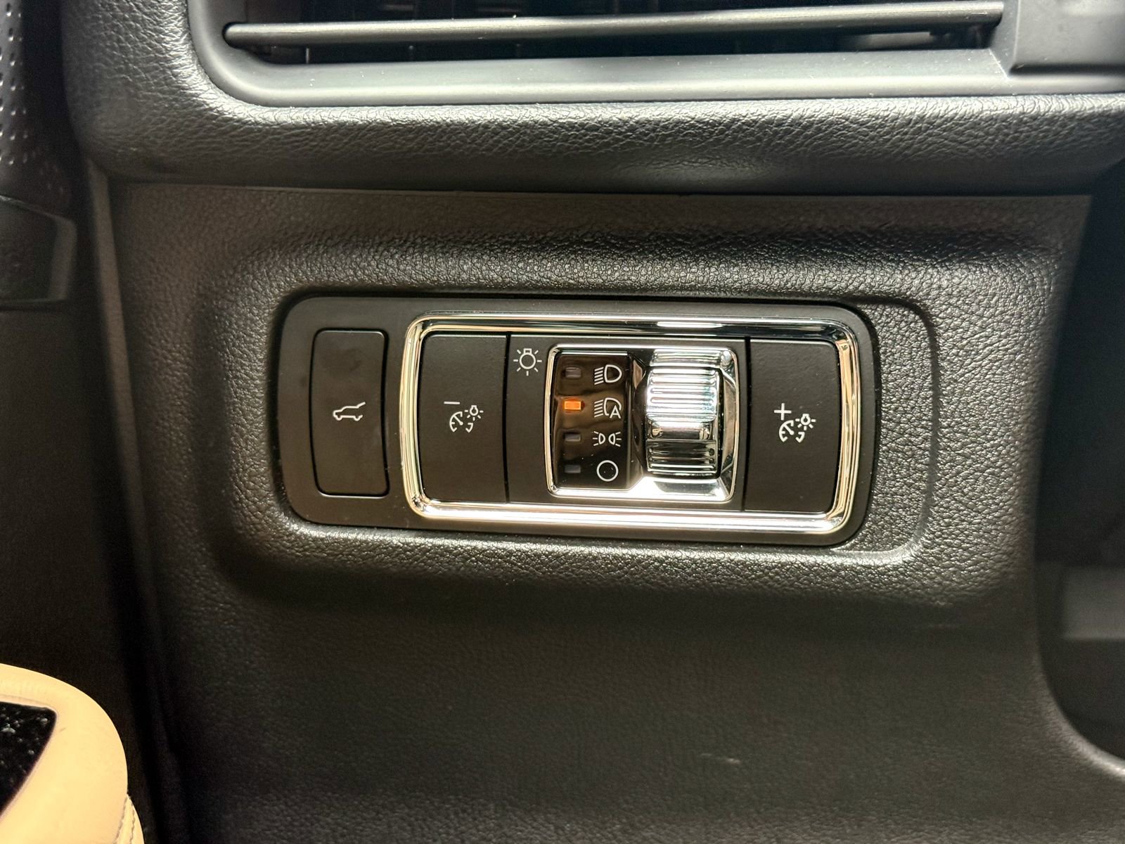 Used 2023 Lincoln Corsair Reserve w/ Jet Appearance Package image 32