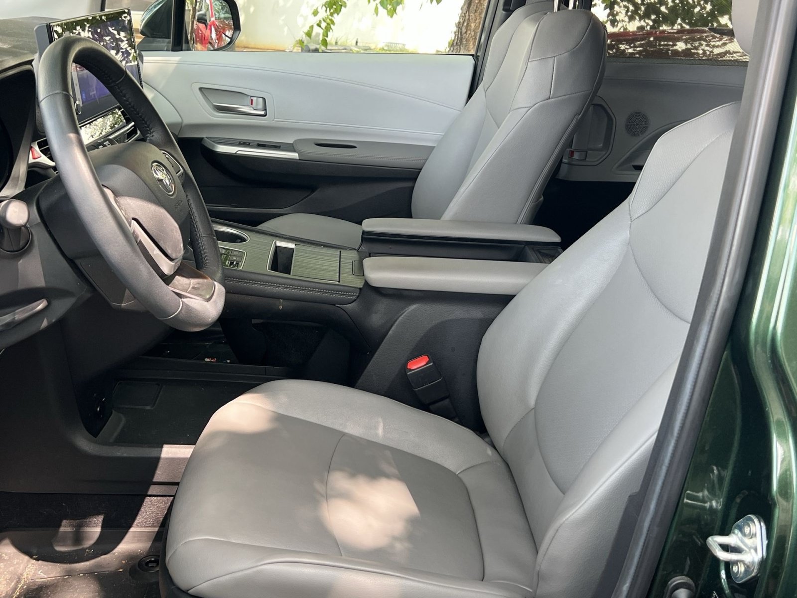 Used 2025 Toyota Sienna XLE AWD/4WD image 11