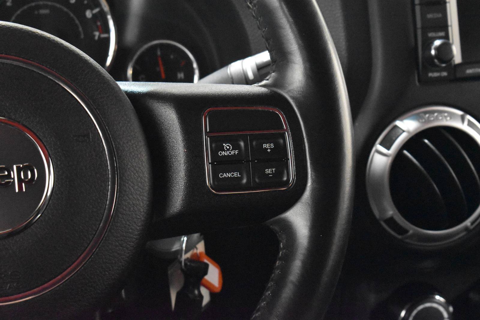 Used 2015 Jeep Wrangler Unlimited Rubicon w/ Connectivity Group AWD/4WD image 10