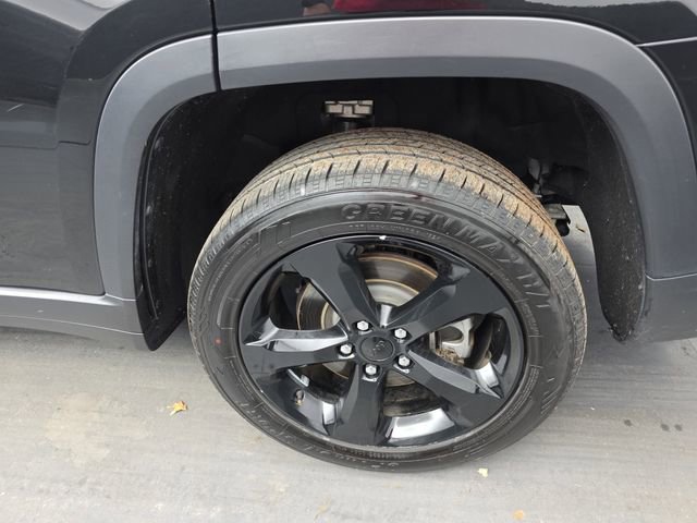 Used 2023 Jeep Grand Cherokee L Laredo image 16