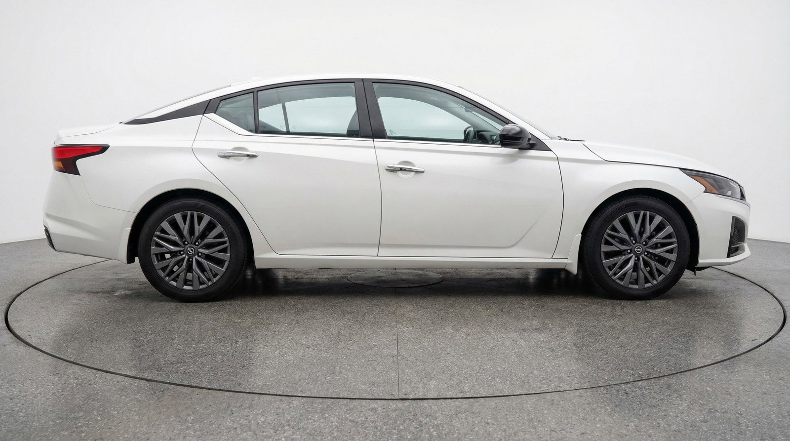 Used 2025 Nissan Altima 2.5 SV image 11