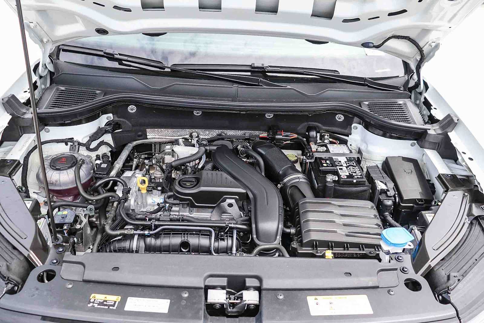 New 2025 Volkswagen Taos SE w/ Black Wheel Package FWD image 29