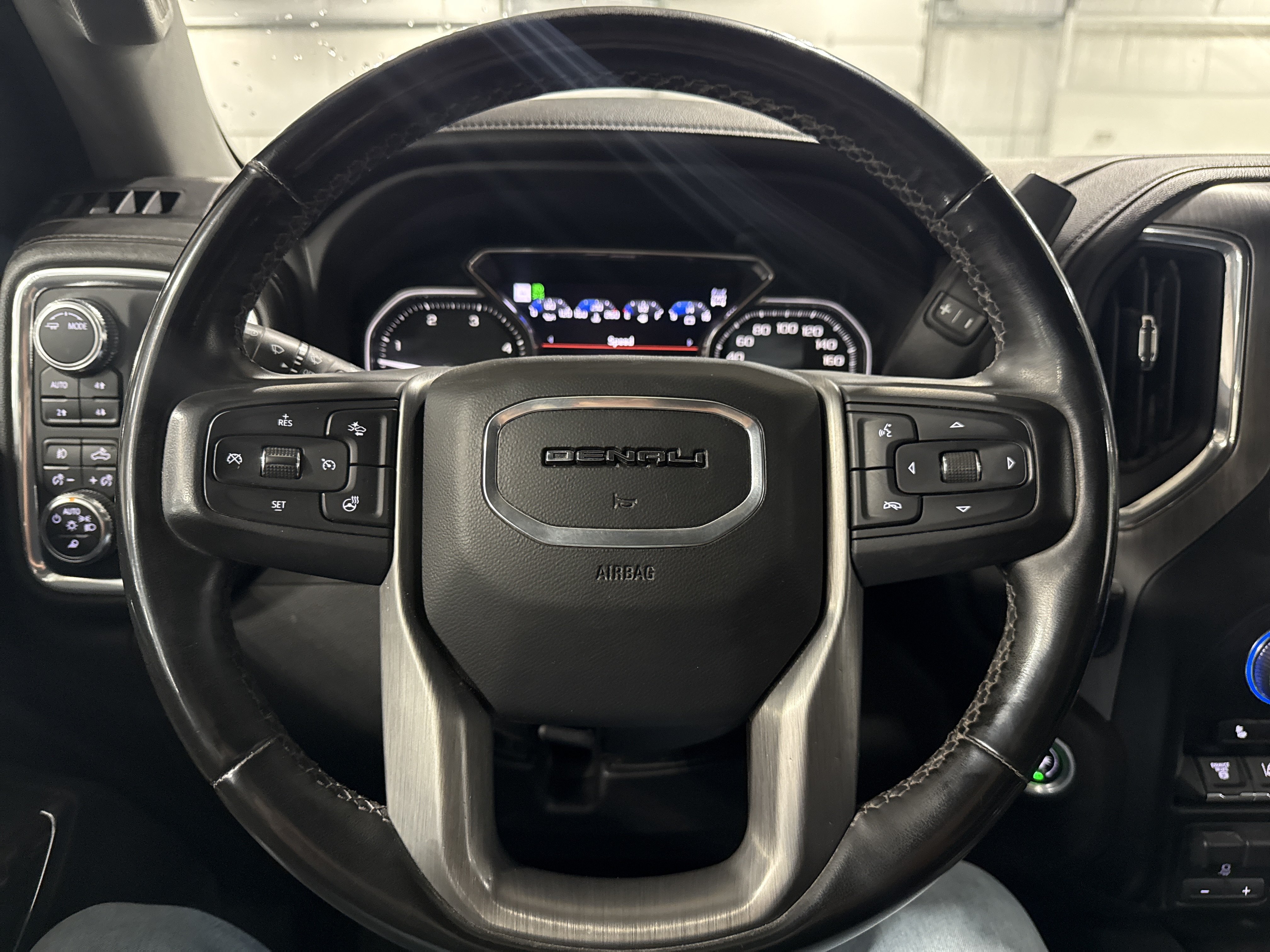Used 2023 GMC Sierra 2500 Denali w/ Denali Black Diamond Edition AWD/4WD image 9