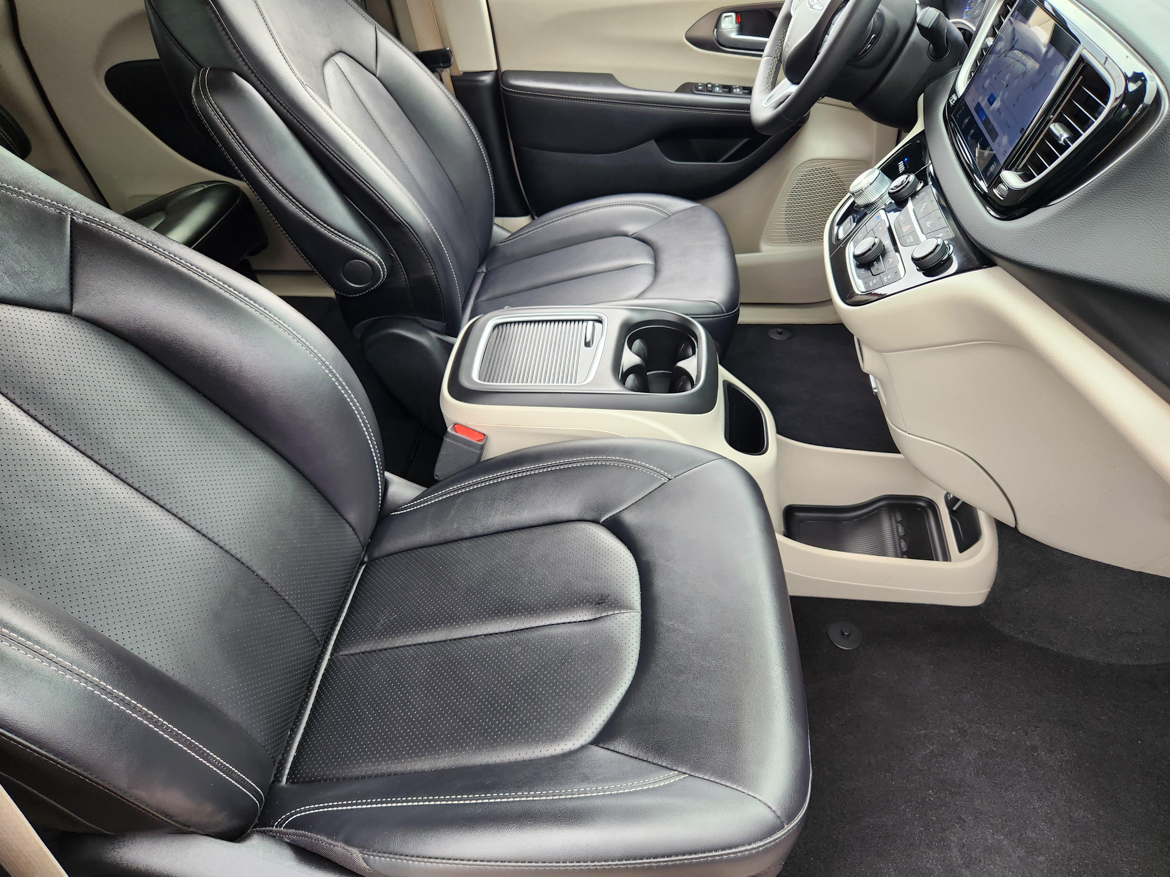 Used 2024 Chrysler Pacifica Touring-L FWD image 15