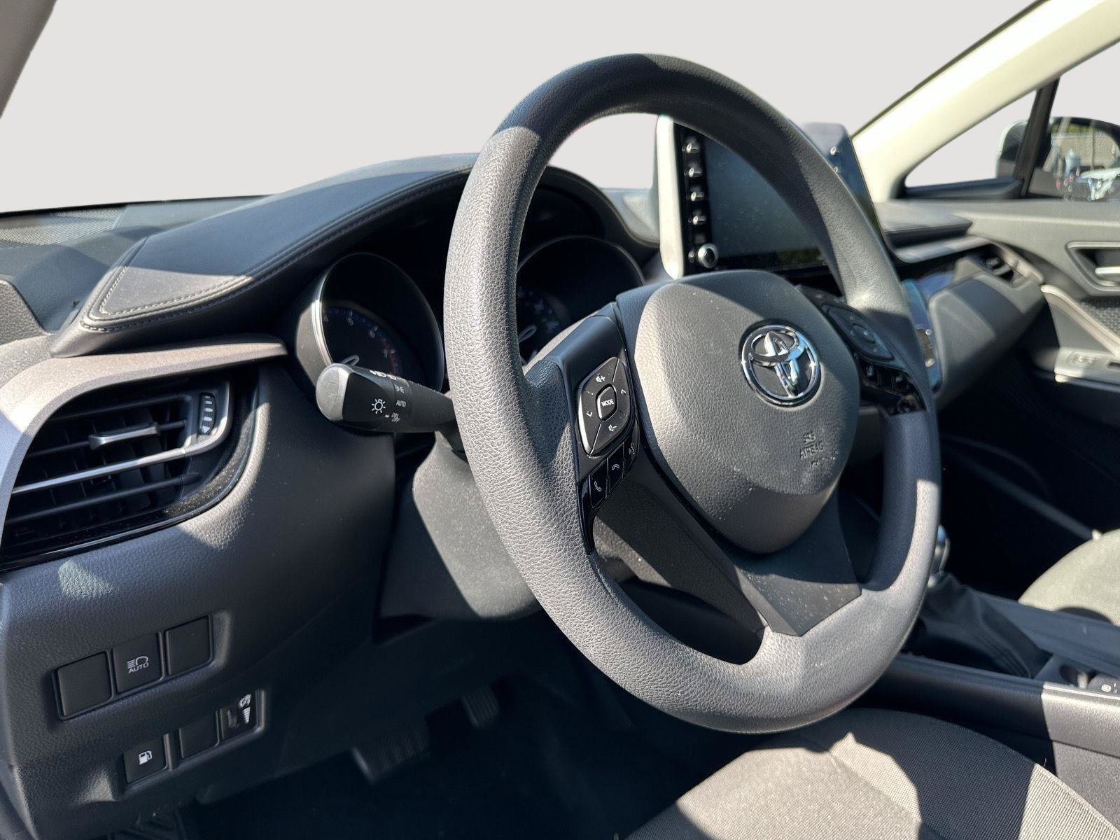 Used 2021 Toyota C-HR LE FWD image 39
