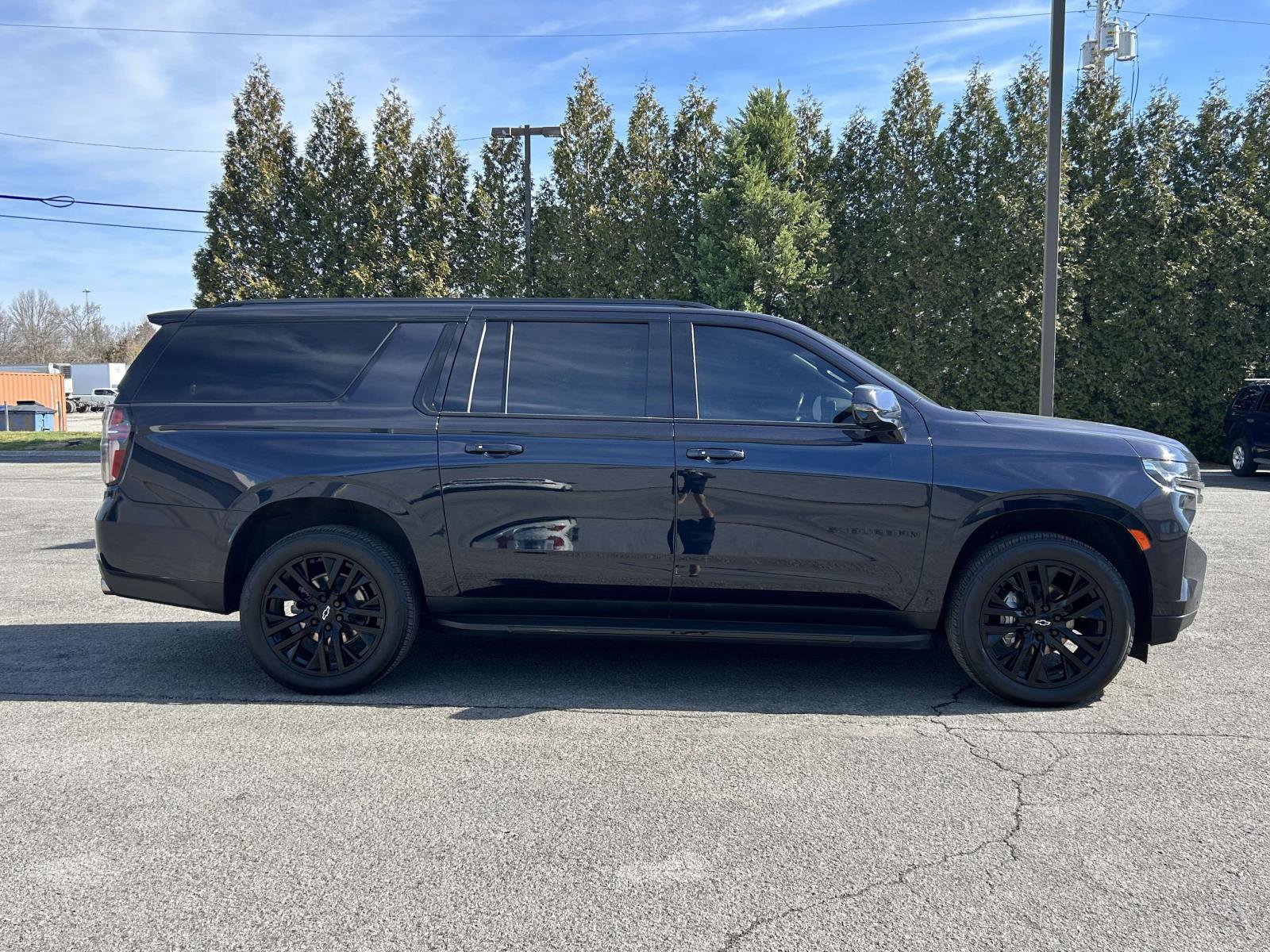 Used 2022 Chevrolet Suburban RST w/ Sport Performance Package RWD image 2