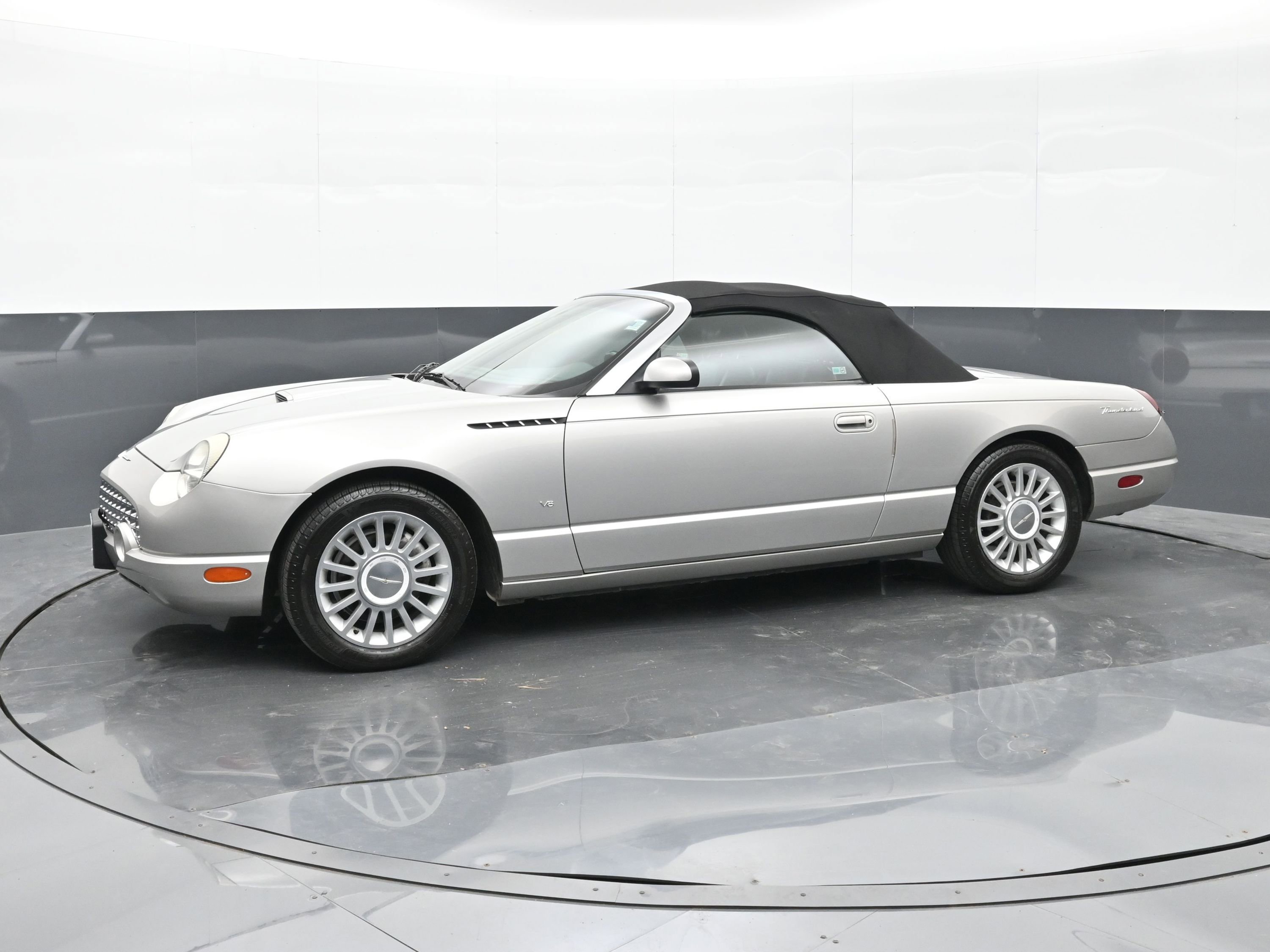 Used 2004 Ford Thunderbird Base image 4