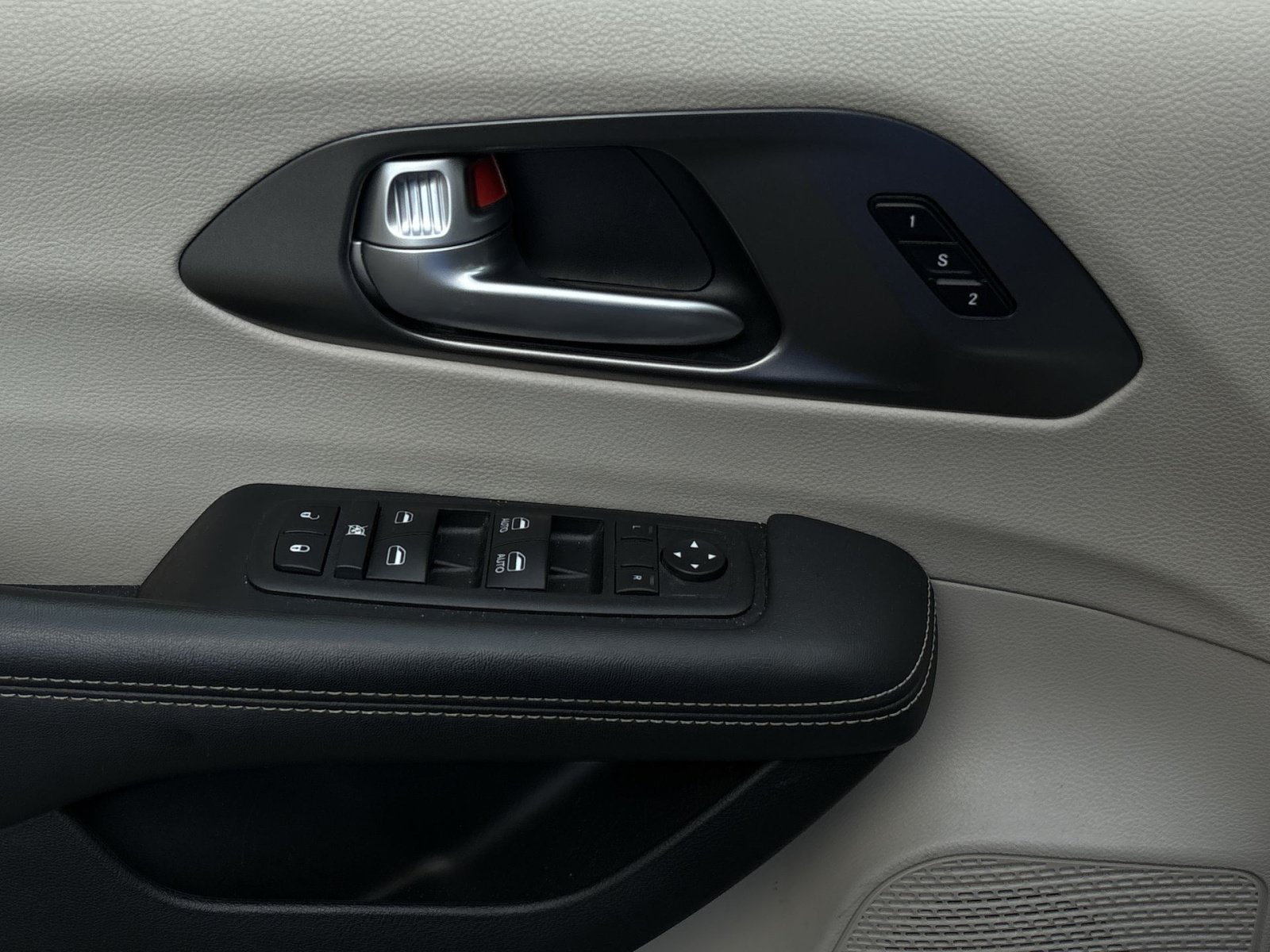 Used 2024 Chrysler Pacifica Touring-L FWD image 14