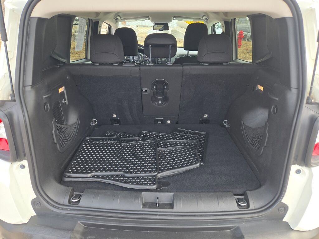 Used 2017 Jeep Renegade Latitude w/ Popular Equipment Group image 15