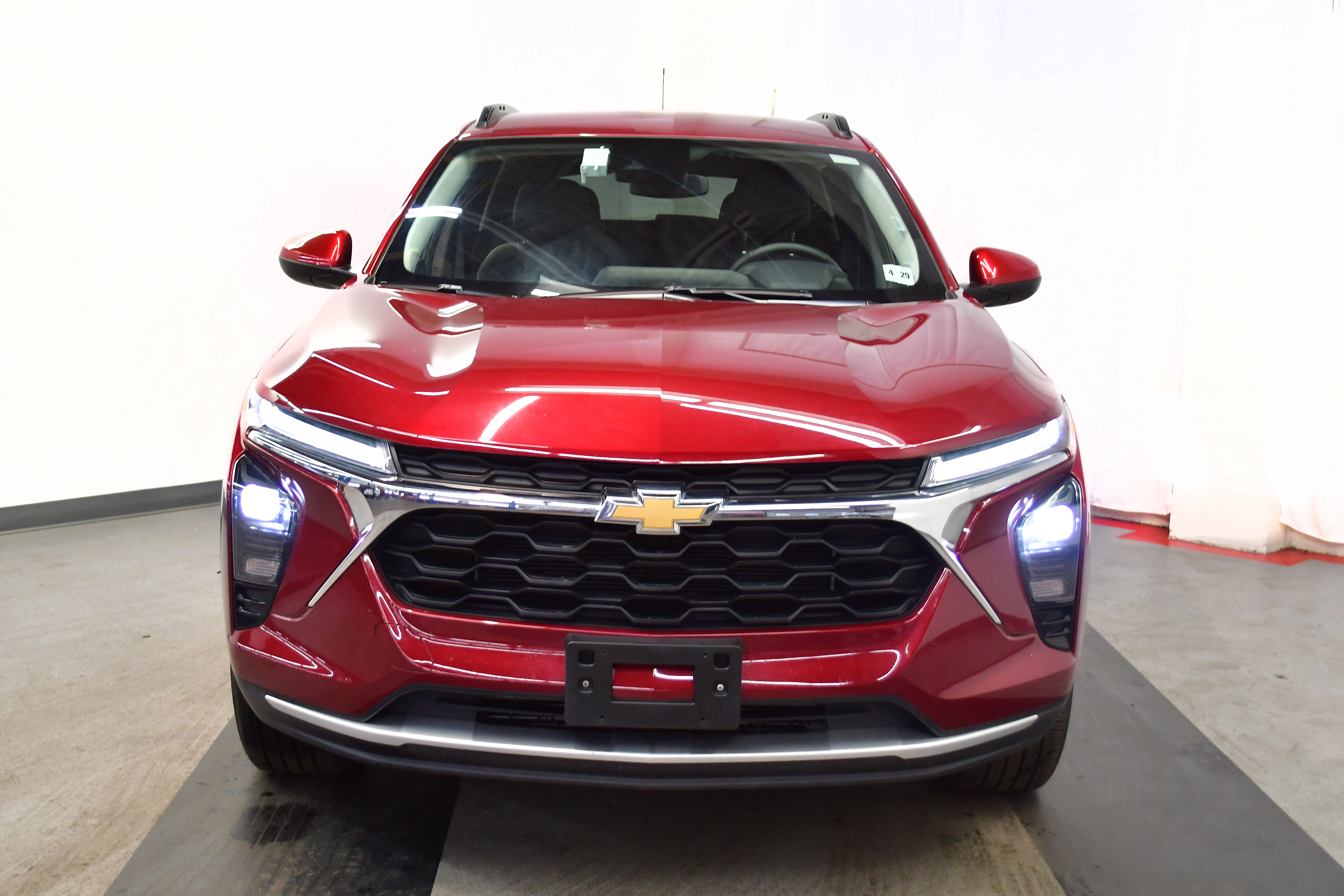 Used 2025 Chevrolet Trax LT w/ LT Convenience Package image 3