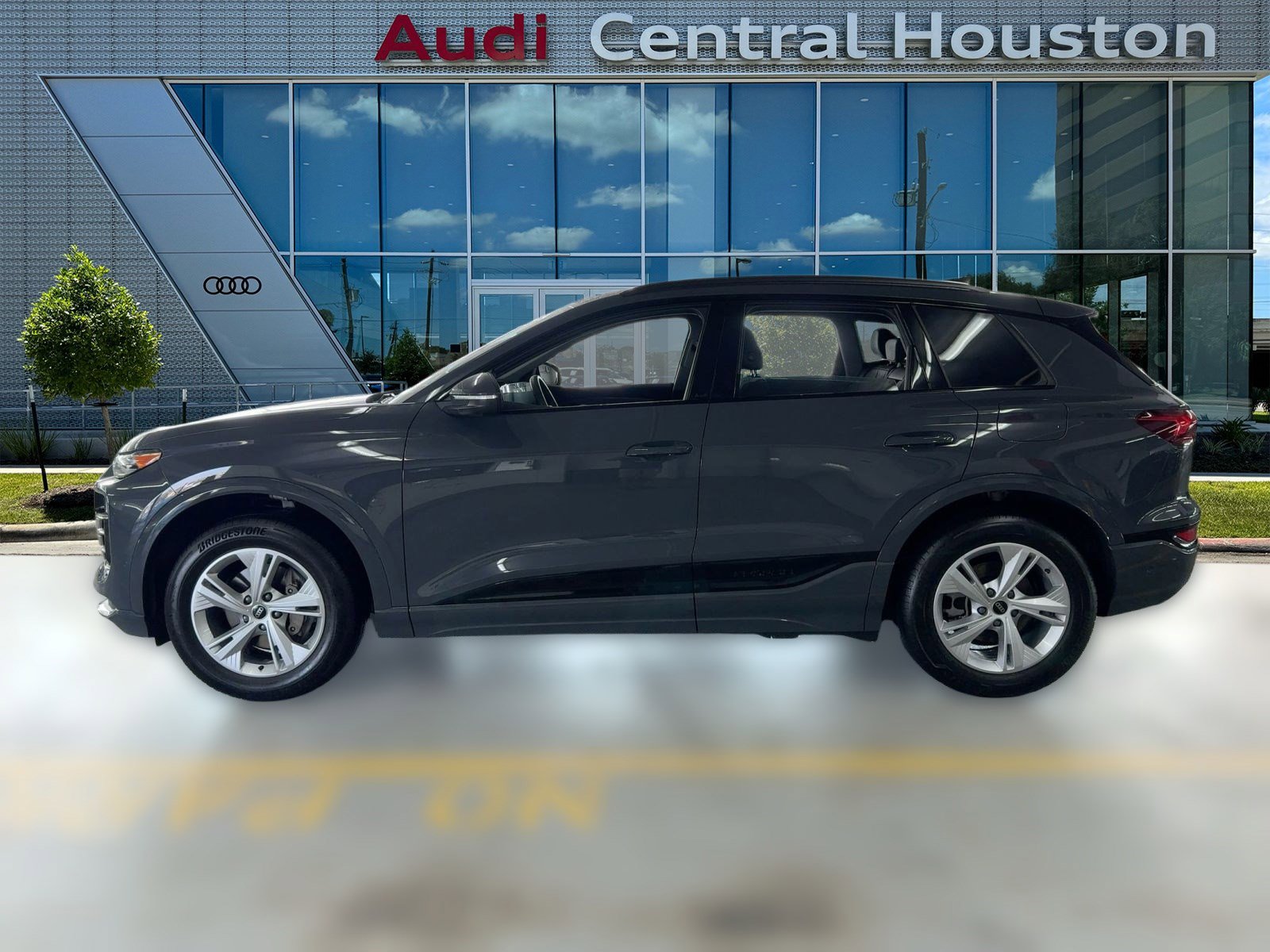 Used 2025 Audi Q6 e-tron Premium w/ Convenience Package image 2