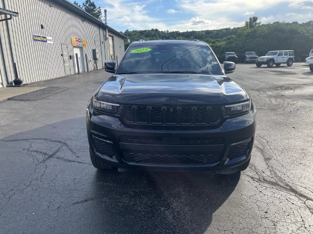 Used 2025 Jeep Grand Cherokee L Limited w/ Luxury Tech Group II AWD/4WD image 2