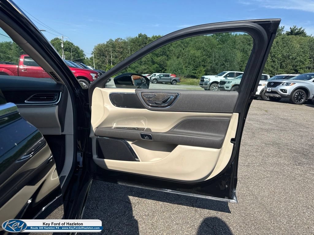 Used 2018 Lincoln Continental Premiere AWD/4WD image 40