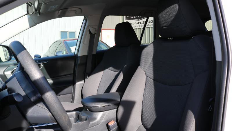 Used 2021 Toyota RAV4 LE image 11