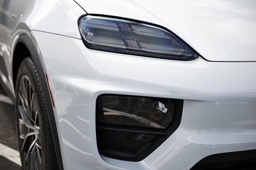New 2025 Porsche Macan Electric image 16