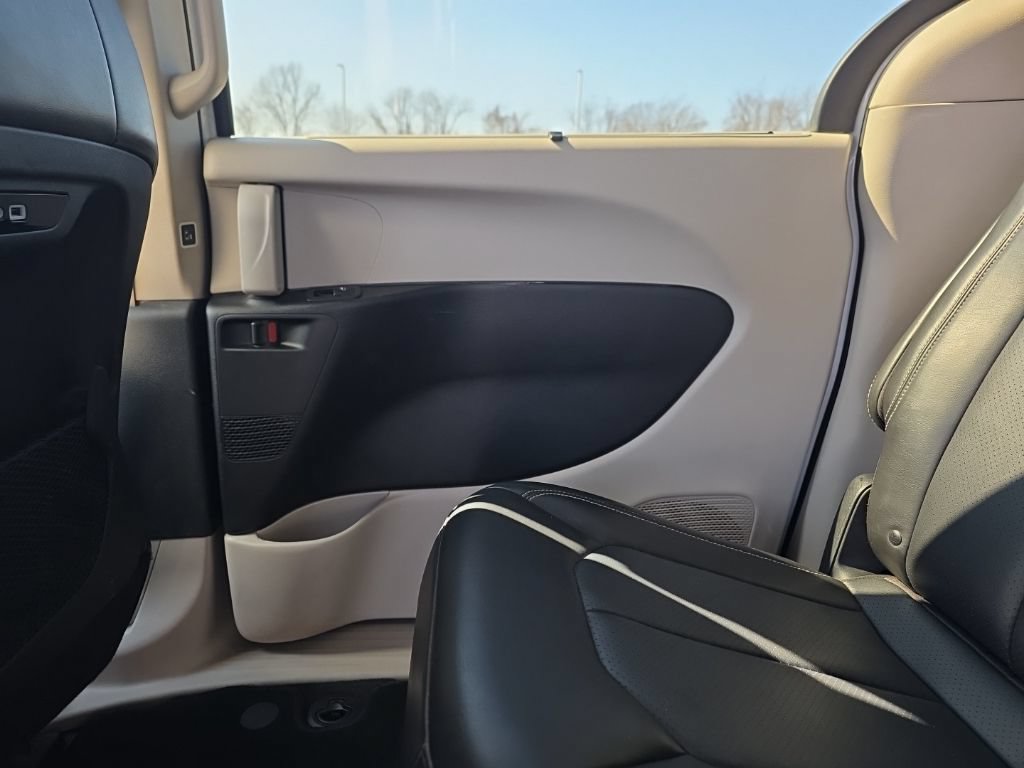 Used 2024 Chrysler Pacifica Touring-L FWD image 11