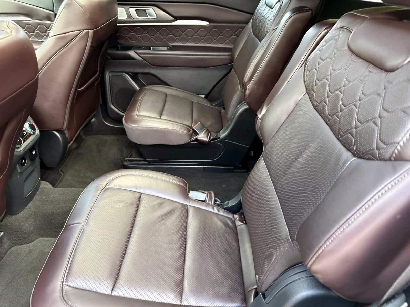 Used 2025 Ford Explorer Platinum w/ LUX Leather Package AWD/4WD image 9