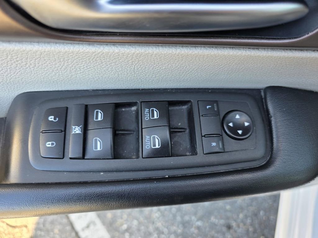 Used 2021 Chrysler Voyager Lxi image 13