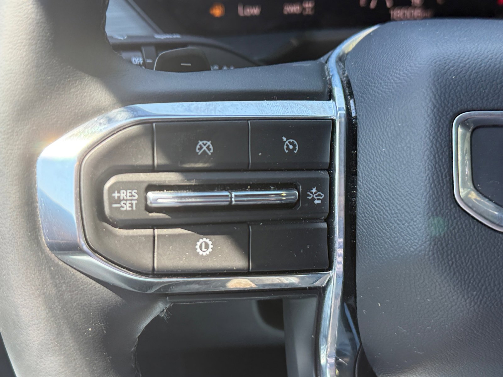 Used 2025 GMC Acadia Elevation image 25