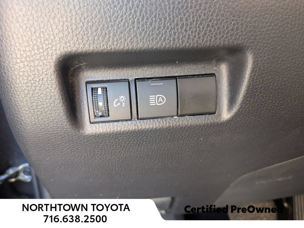 Used 2025 Toyota RAV4 XLE AWD/4WD image 27
