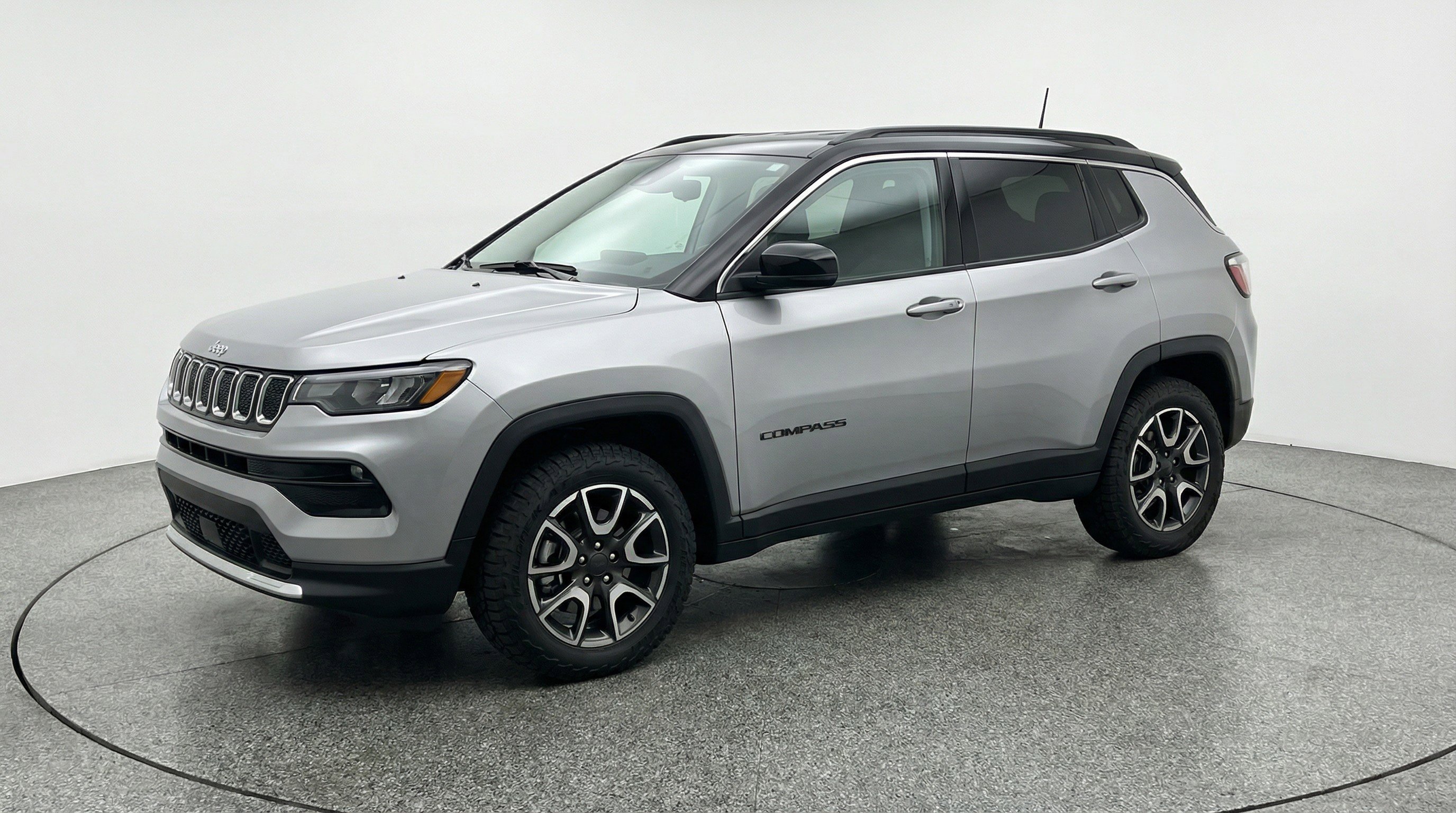 Used 2025 Jeep Compass Trailhawk image 3