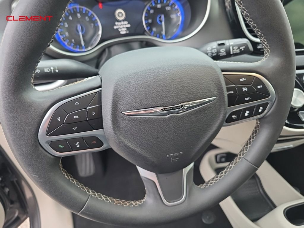 Used 2023 Chrysler Pacifica Touring-L image 11