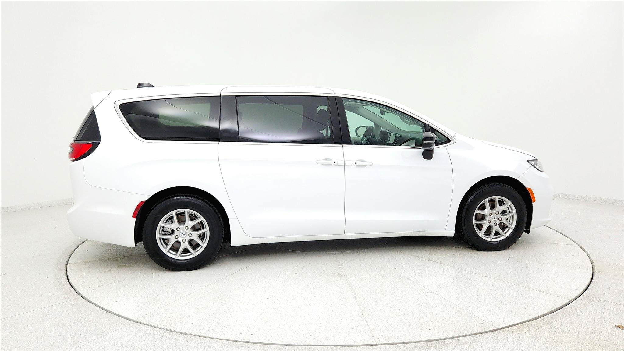 Used 2024 Chrysler Pacifica Touring-L FWD image 5
