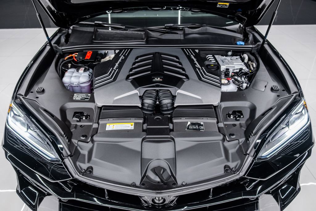 Used 2025 Lamborghini Urus SE image 47