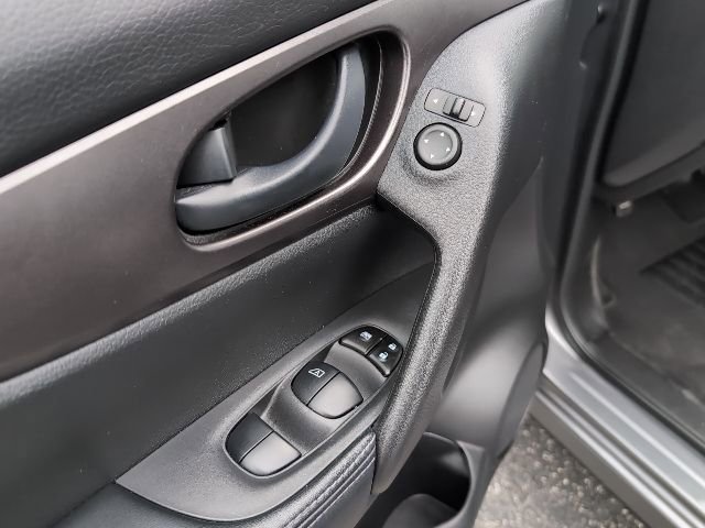 Used 2019 Nissan Rogue Sport S image 25