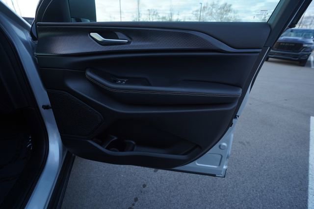 Used 2025 Jeep Grand Cherokee Laredo w/ Luxury Tech Group I image 21