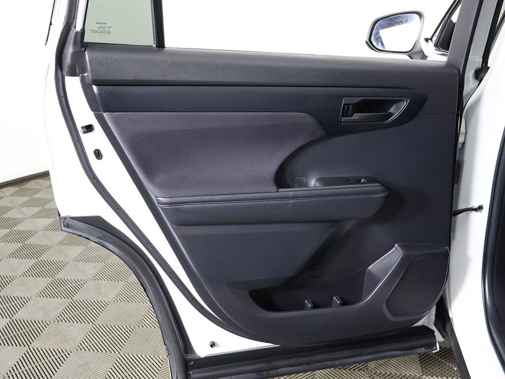 Used 2024 Toyota Highlander LE AWD/4WD image 23