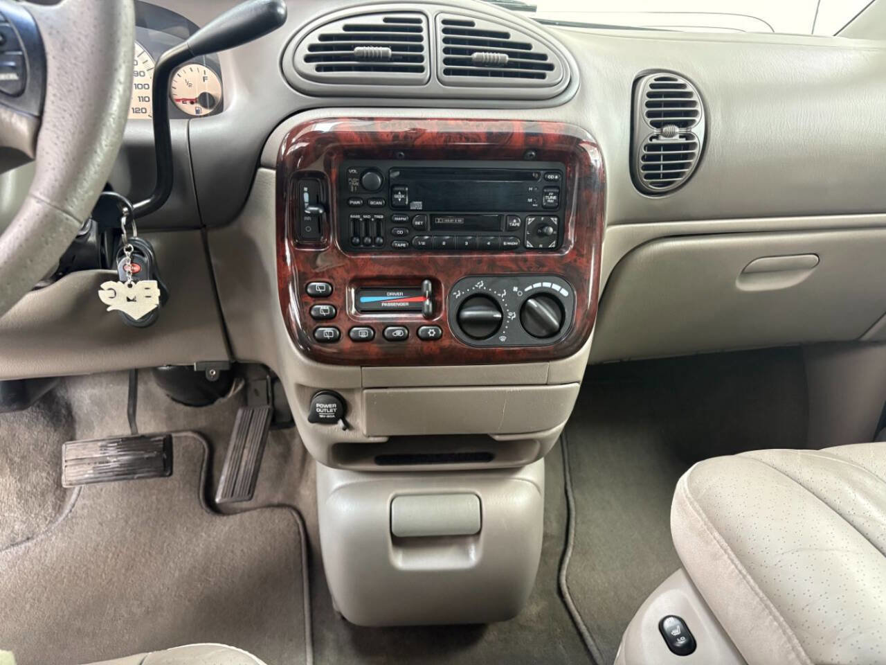 Used 2000 Chrysler Town & Country Limited image 16