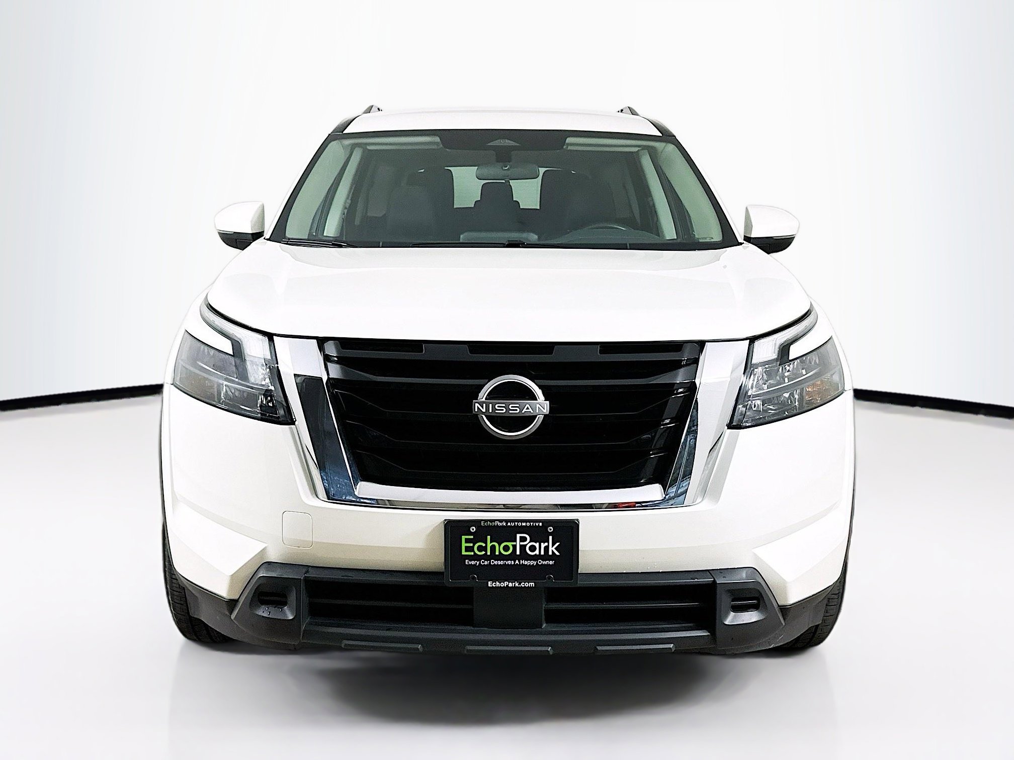 Used 2024 Nissan Pathfinder SV image 2