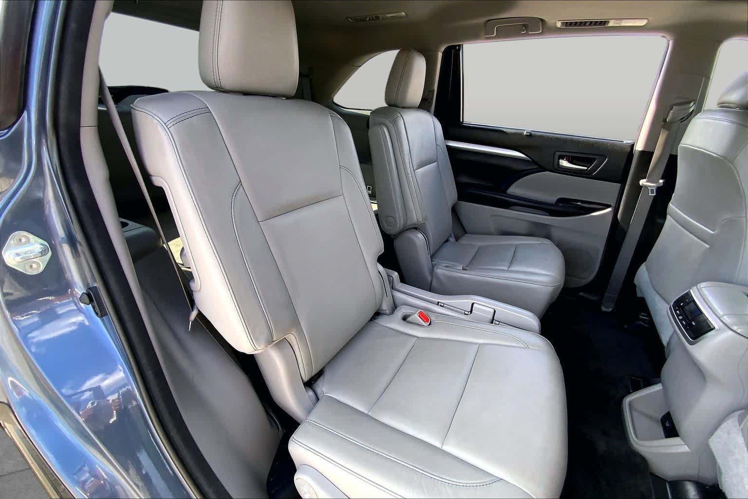 Used 2018 Toyota Highlander XLE FWD image 19