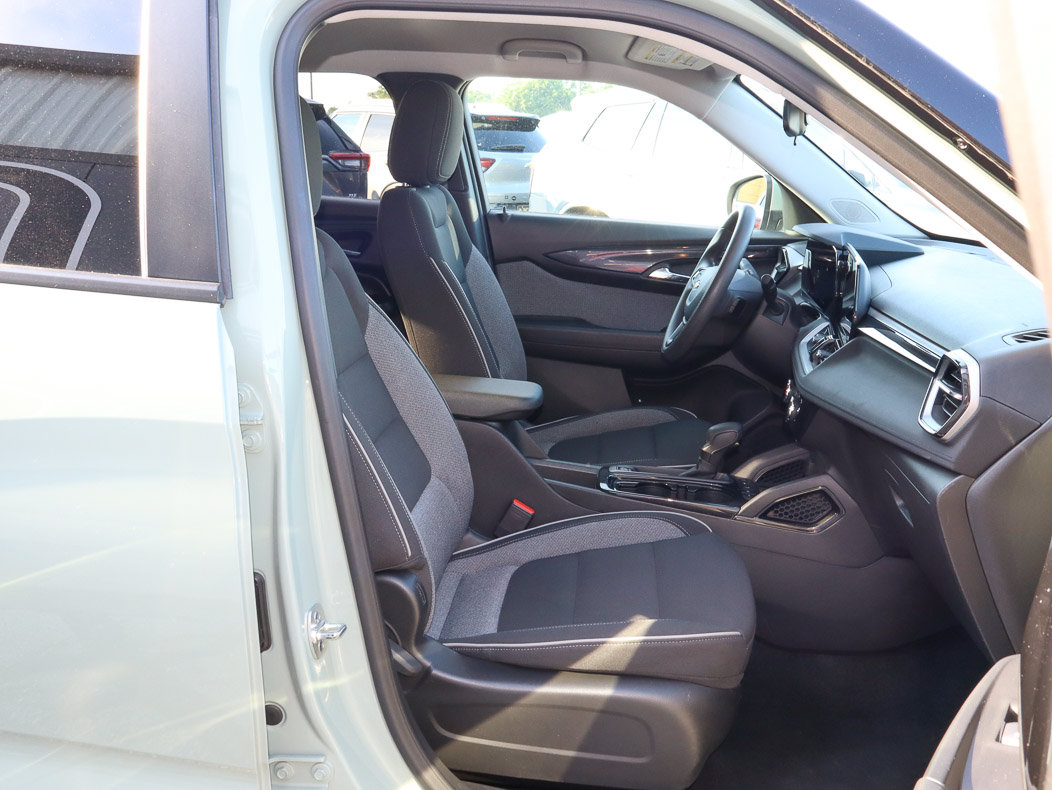 Used 2025 Chevrolet TrailBlazer LT AWD/4WD image 23