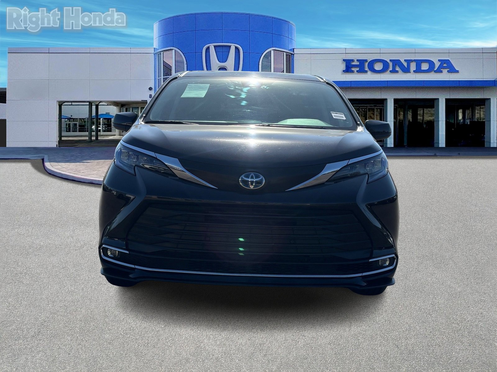 Used 2024 Toyota Sienna XLE image 9