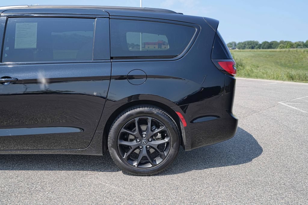 Used 2025 Chrysler Pacifica Limited FWD image 12
