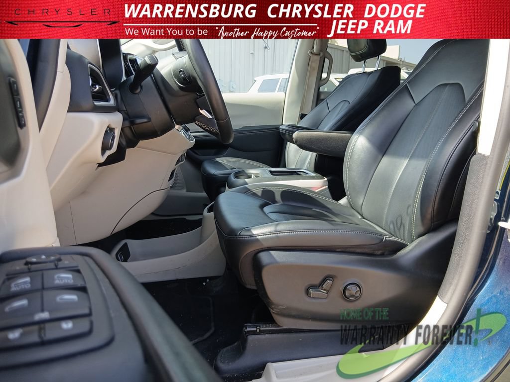 Used 2024 Chrysler Pacifica Touring-L FWD image 13