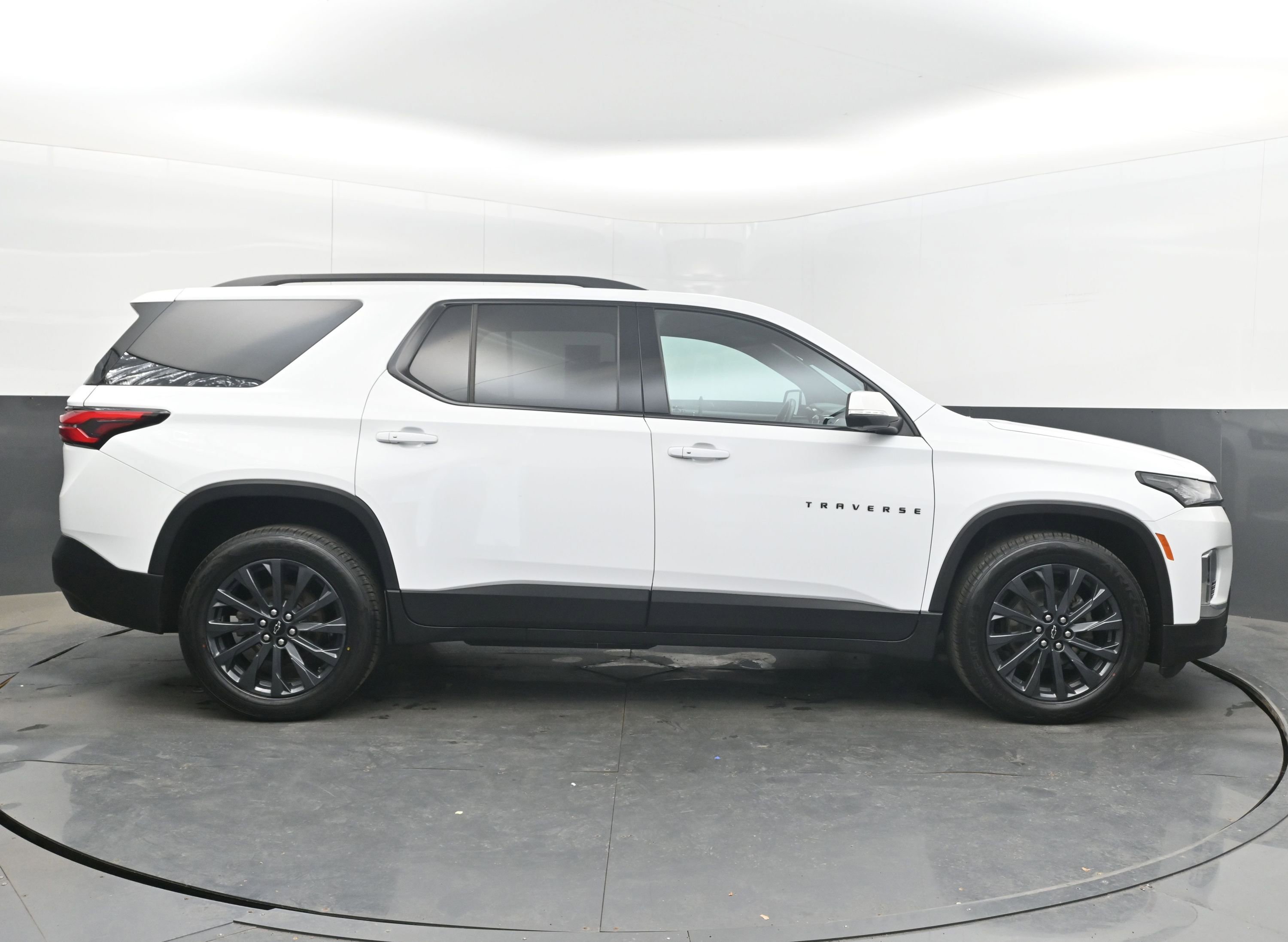 Used 2023 Chevrolet Traverse RS image 8