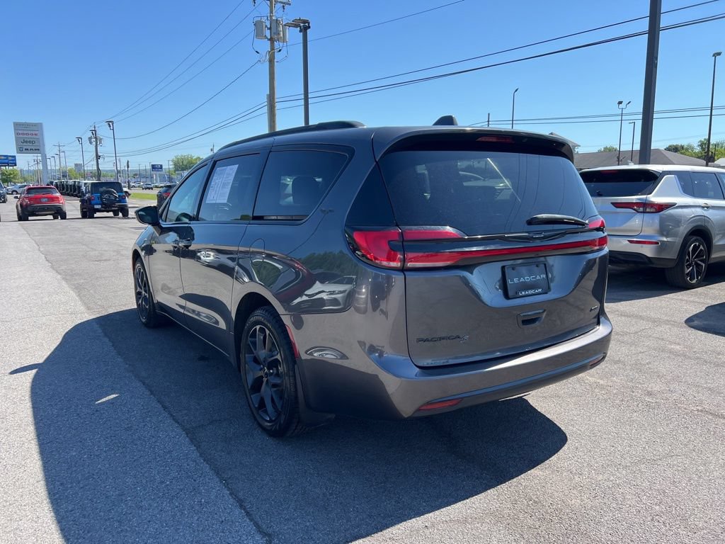 Used 2022 Chrysler Pacifica Touring-L w/ S Appearance Package AWD/4WD image 3
