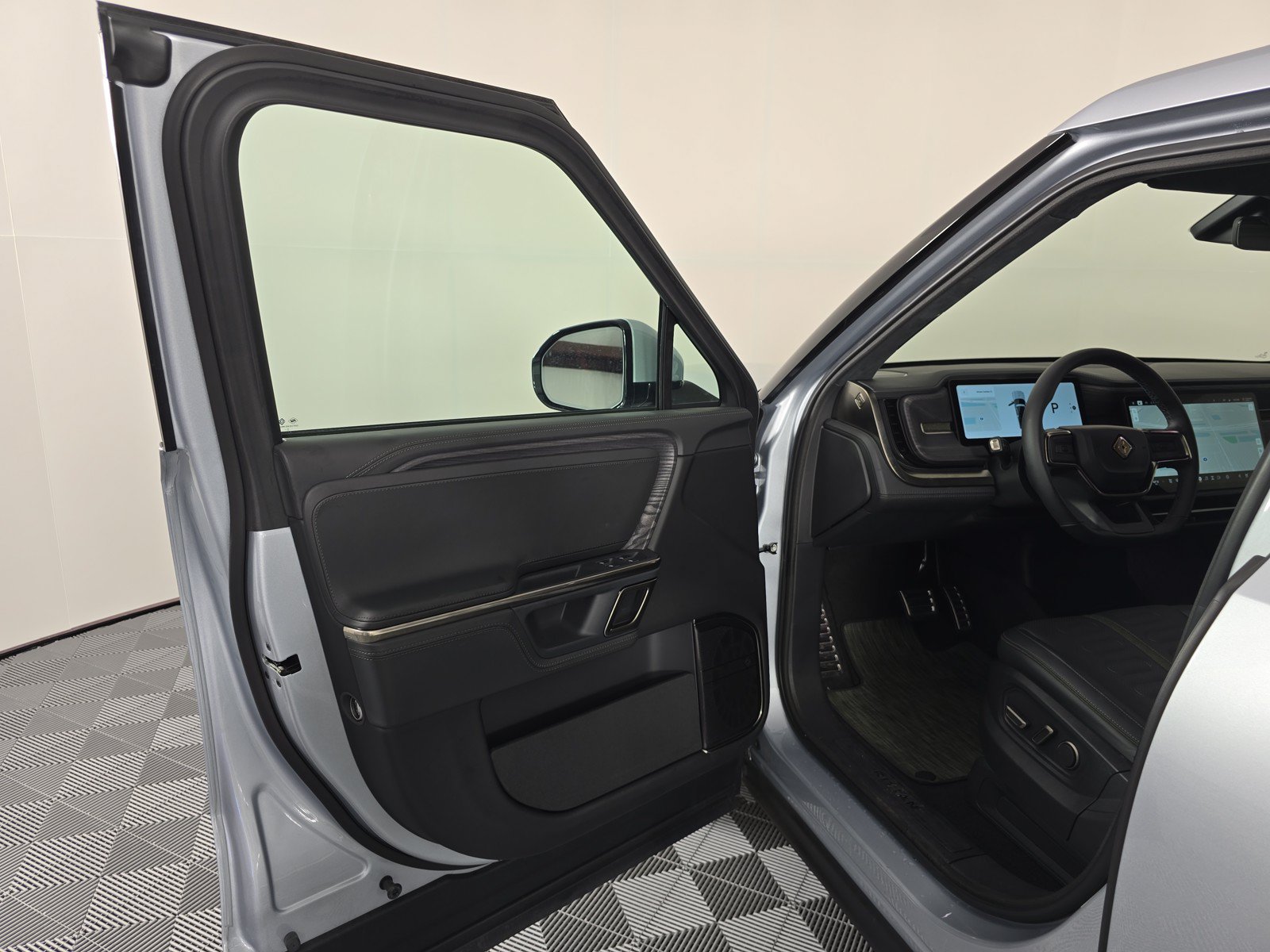 Used 2024 Rivian R1T Adventure AWD/4WD image 13