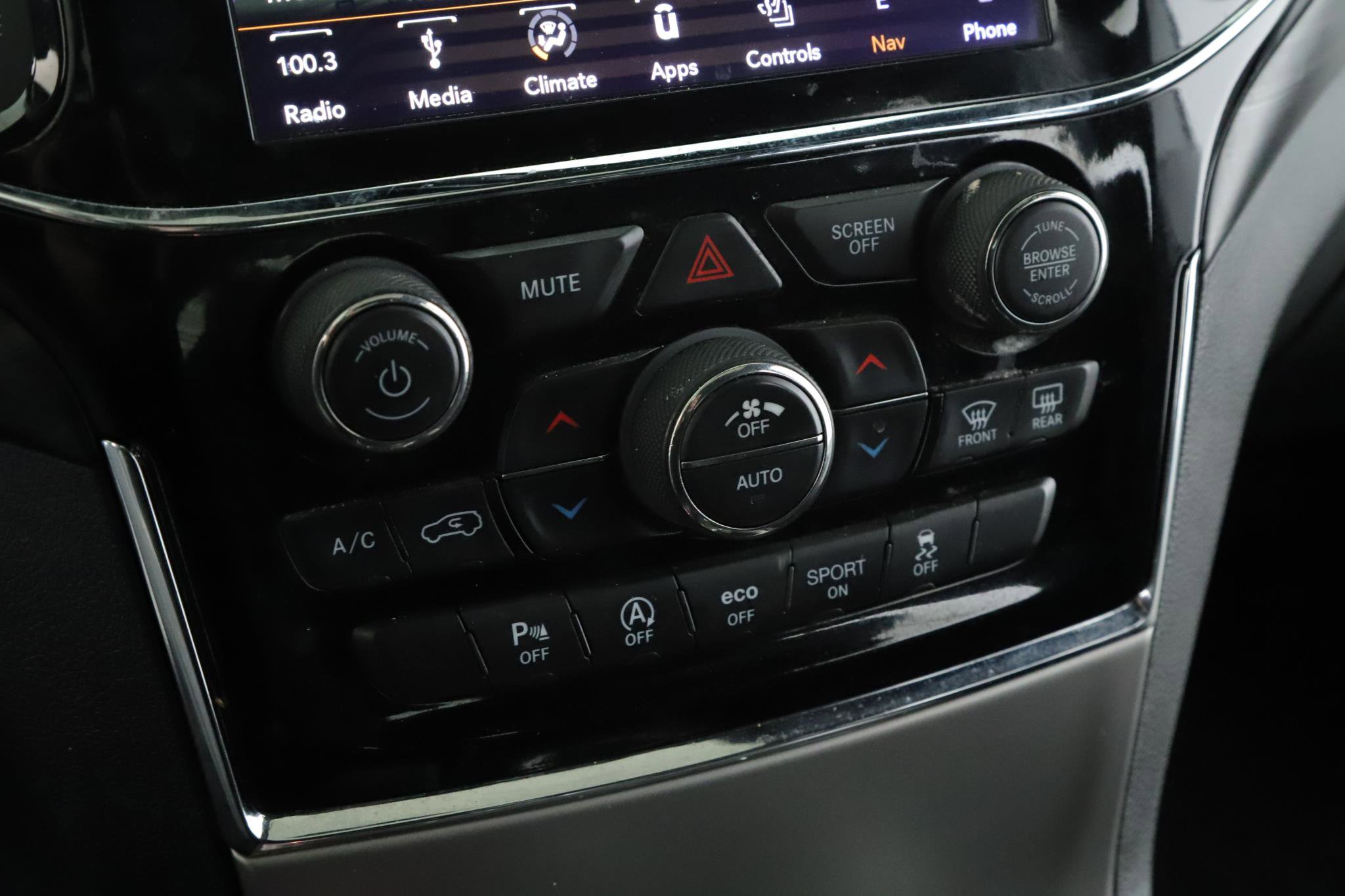 Used 2019 Jeep Grand Cherokee Altitude AWD/4WD image 15
