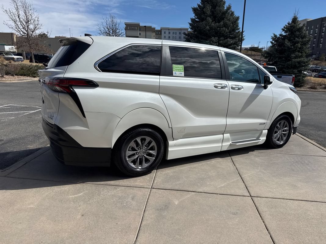 Used 2021 Toyota Sienna XLE AWD/4WD image 12