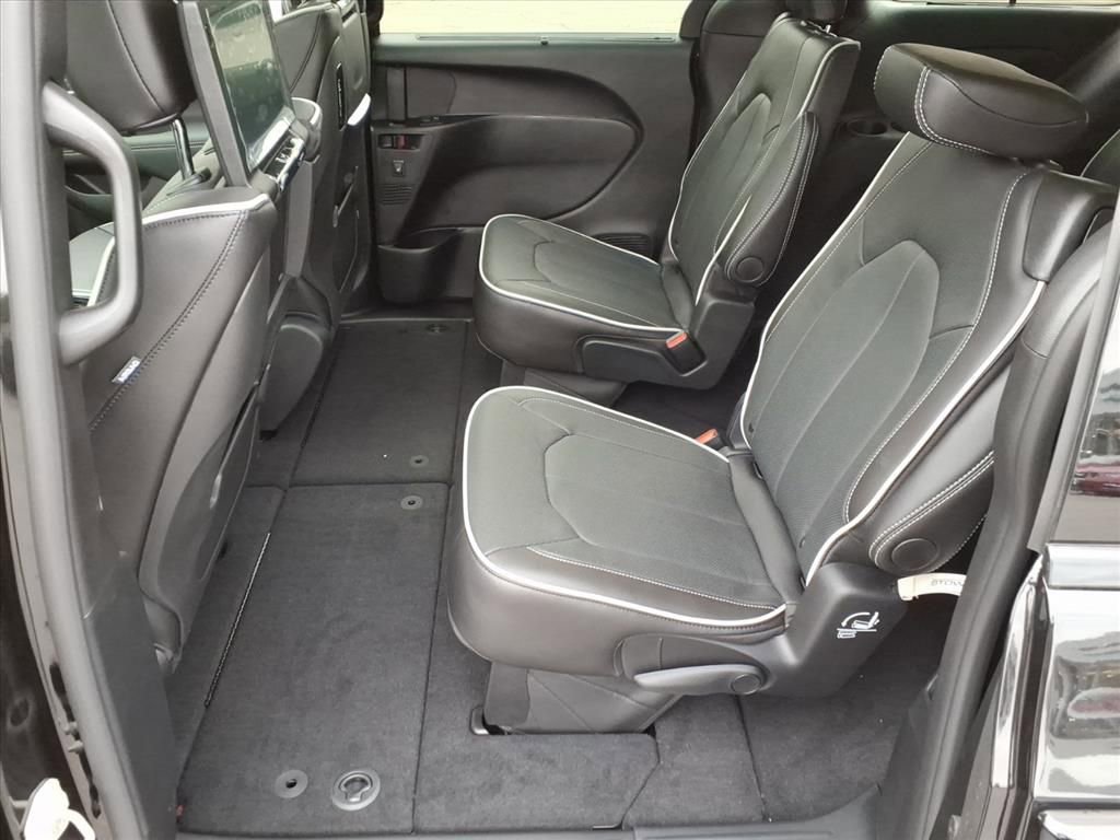 New 2026 Chrysler Pacifica Limited image 14