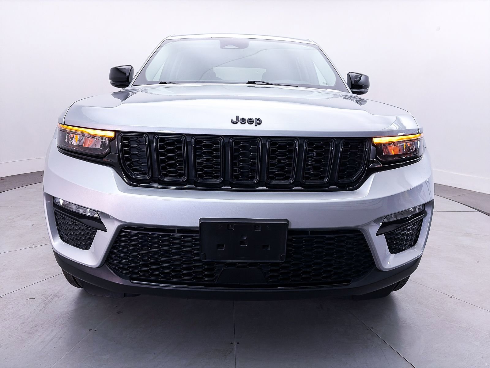 Used 2023 Jeep Grand Cherokee Limited w/ Black Appearance Package AWD/4WD image 10